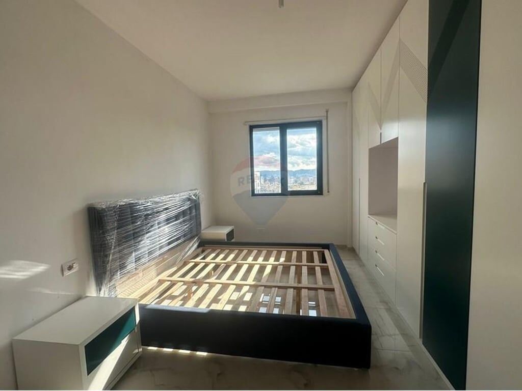 Shitet apartament 2+1+2+garazh prane Europianit