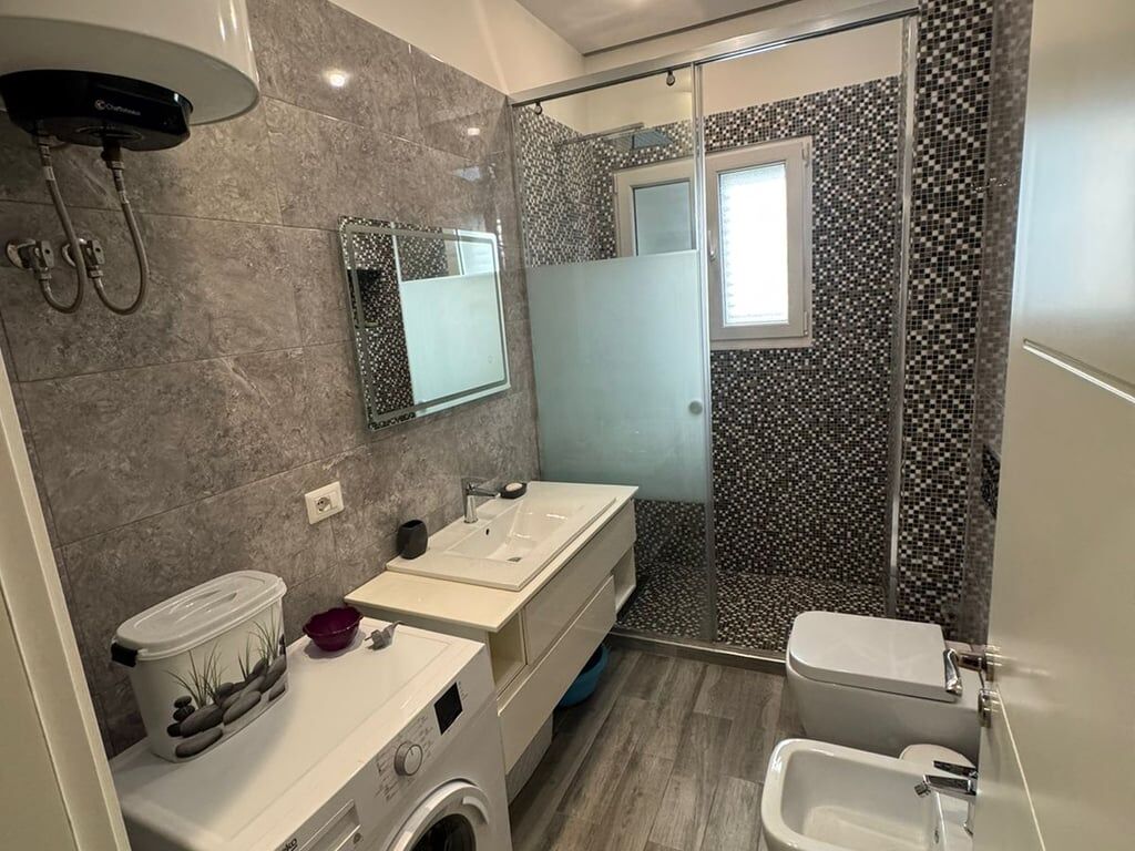 IN AFFITTO APPARTAMENTO 2+1+2 BAGNI +2 BALCONI, VICINO ALL'OSPEDALE NENE TEREZA, TIRANA