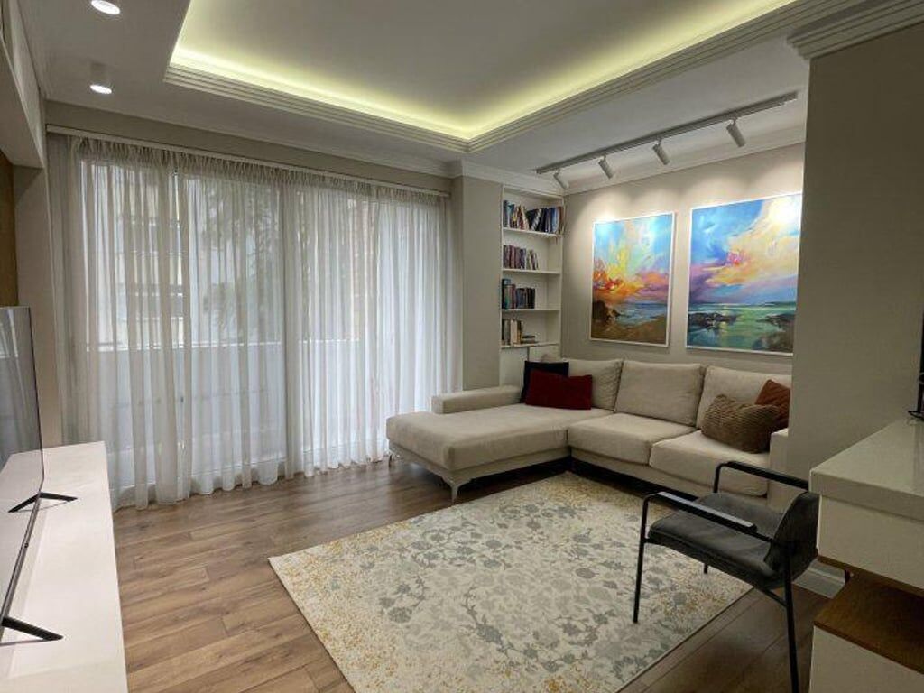 Jepet me qera Apartamenti 2+1 , Kryqezimi Unaze-Porcelan Cmimi: 750 euro