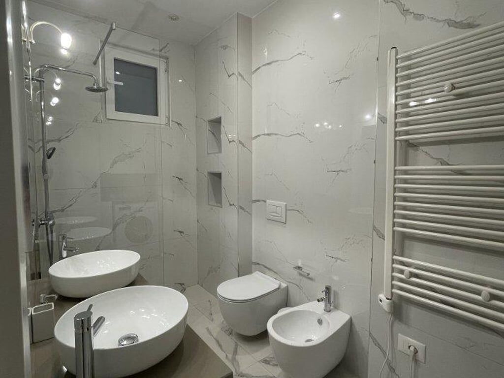 Jepet me qera Apartamenti 2+1 , Kryqezimi Unaze-Porcelan Cmimi: 750 euro