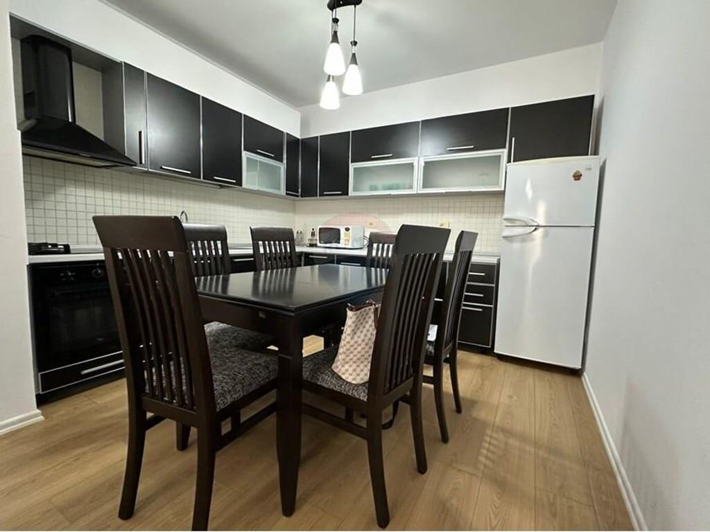 Jepet me qera apartament 2+1 te Stadiumi Dinamo