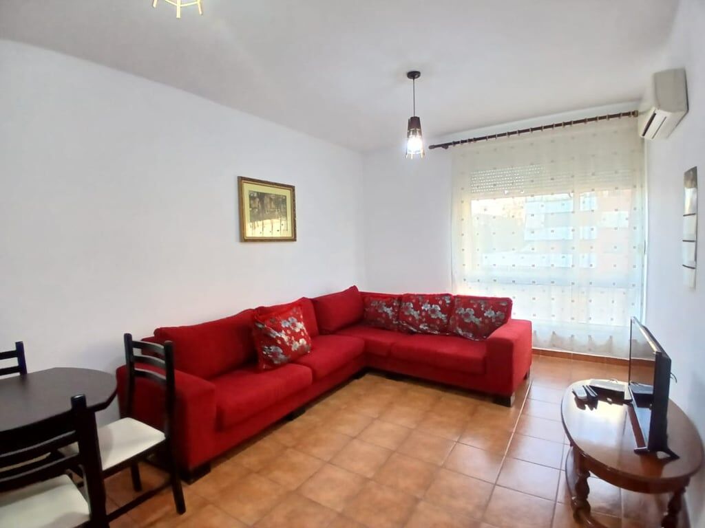 Jepet me qera Apartamenti 1+1, Rr. V. Huta (Ministria e Jashtme) prane Zyrave te punes 450 mije leke