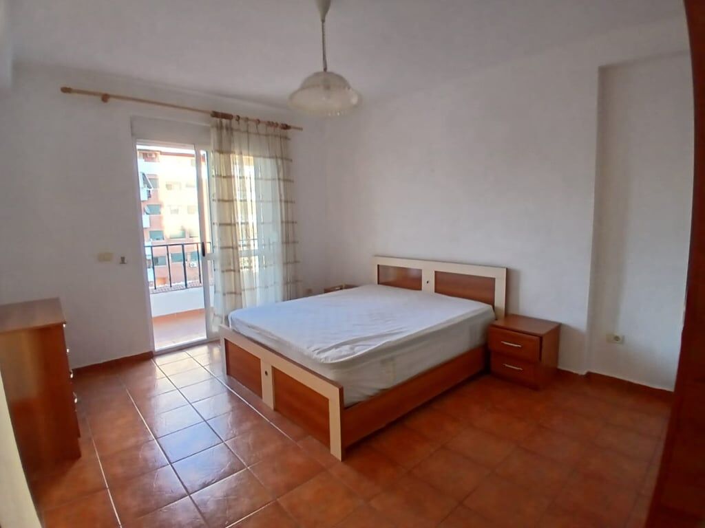 Jepet me qera Apartamenti 1+1, Rr. V. Huta (Ministria e Jashtme) prane Zyrave te punes 450 mije leke