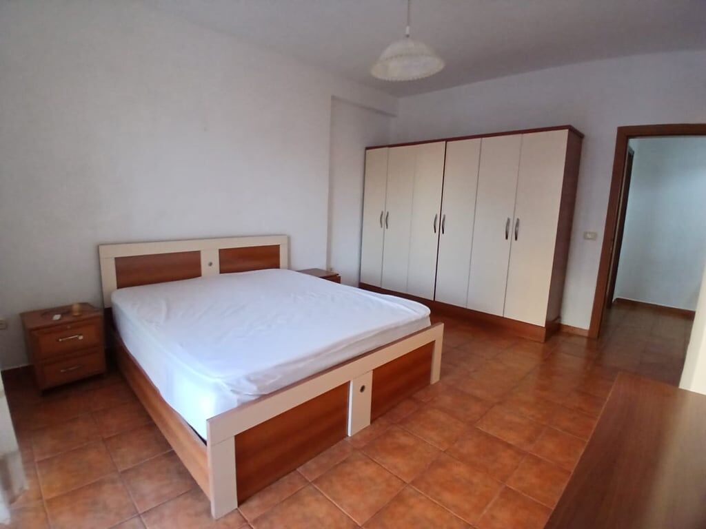 Jepet me qera Apartamenti 1+1, Rr. V. Huta (Ministria e Jashtme) prane Zyrave te punes 450 mije leke