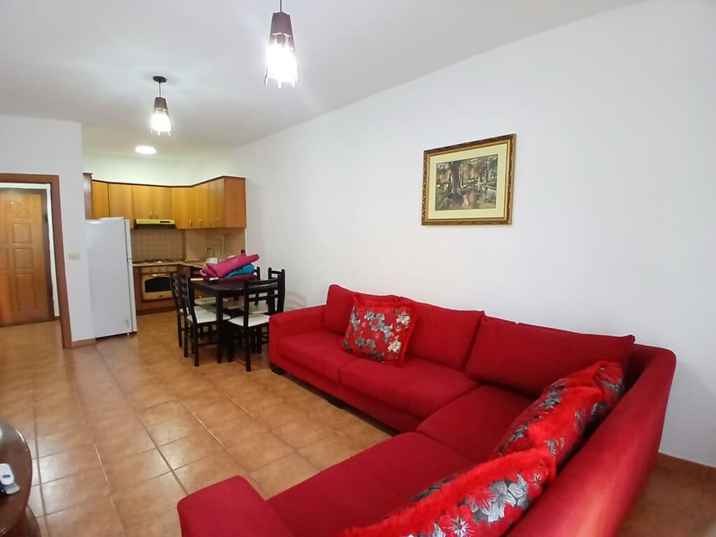 Jepet me qera Apartamenti 1+1, Rr. V. Huta (Ministria e Jashtme) prane Zyrave te punes 450 mije leke