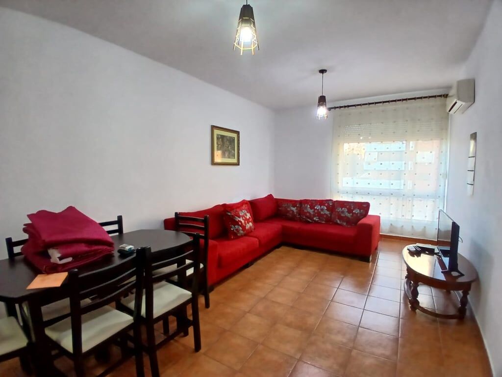 Jepet me qera Apartamenti 1+1, Rr. V. Huta (Ministria e Jashtme) prane Zyrave te punes 450 mije leke