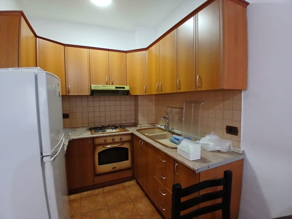 Jepet me qera Apartamenti 1+1, Rr. V. Huta (Ministria e Jashtme) prane Zyrave te punes 450 mije leke