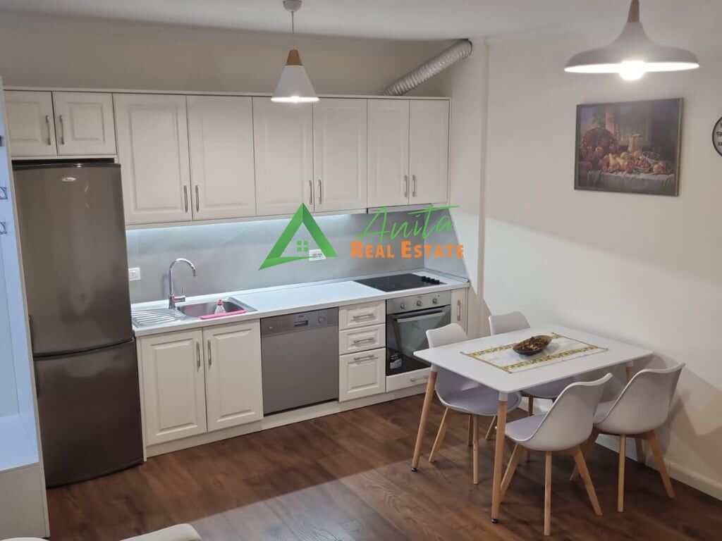 Komuna e Parisit ofrojme per qira apartament 1+1