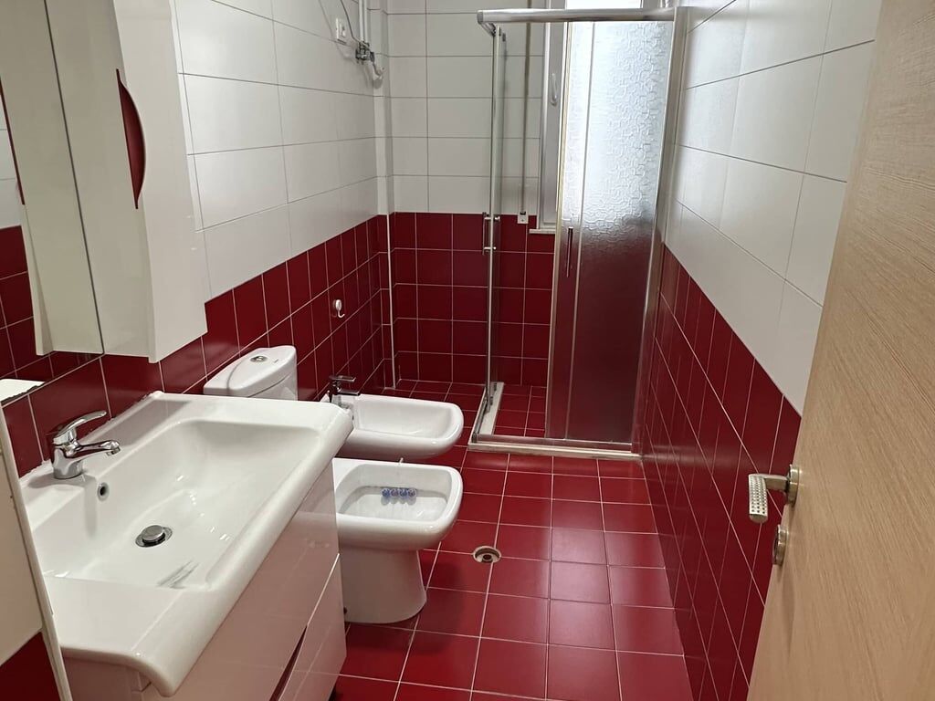 180000€, 220 m² Tirane, SHITET Apartament + verande | Penthouse 3+1+Aneks+Ballkon+2 banjo. Kati 4 i fundit , 220 m²