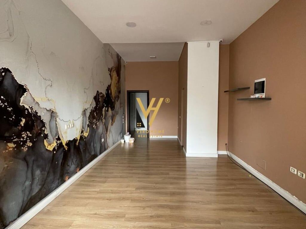 JEPET DYQAN 45 M2 ME QERA TE KOMUNA E PARISIT 900 EURO