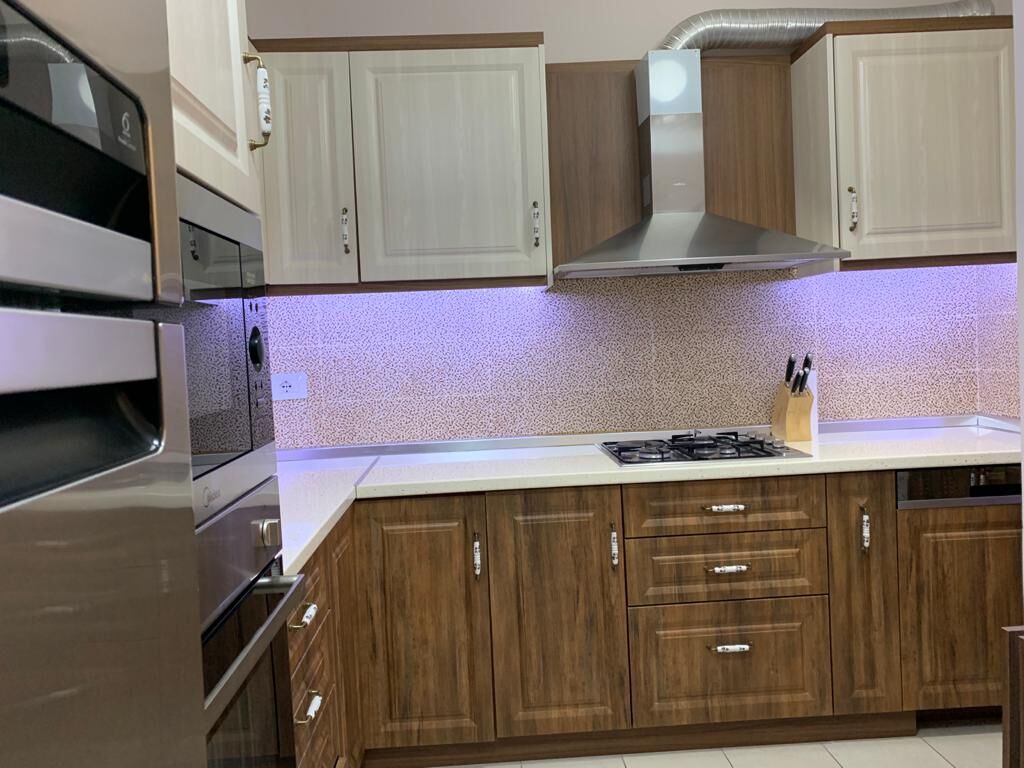 Apartament 2+1+2. Ndërtes e re. Në detaj e mobiluar.