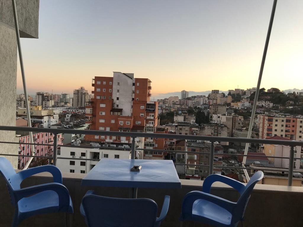 Apartament 2+1+2. Ndërtes e re. Në detaj e mobiluar.
