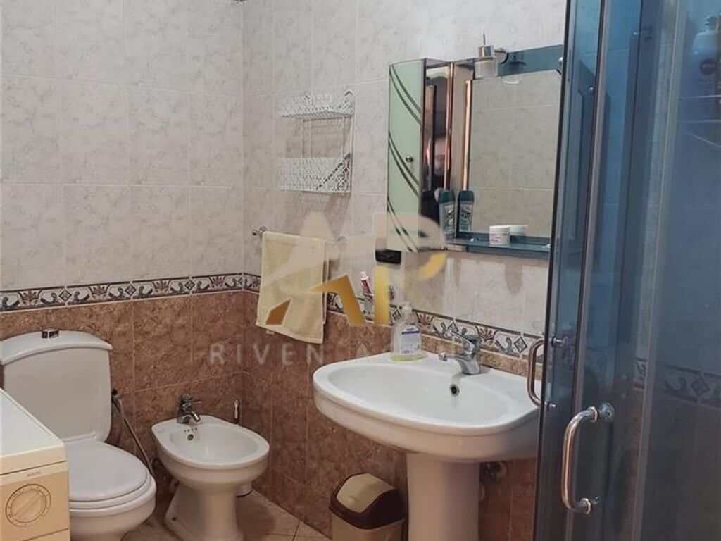 Jepet me qera apartament 2+1 te Komuna e Parisit
