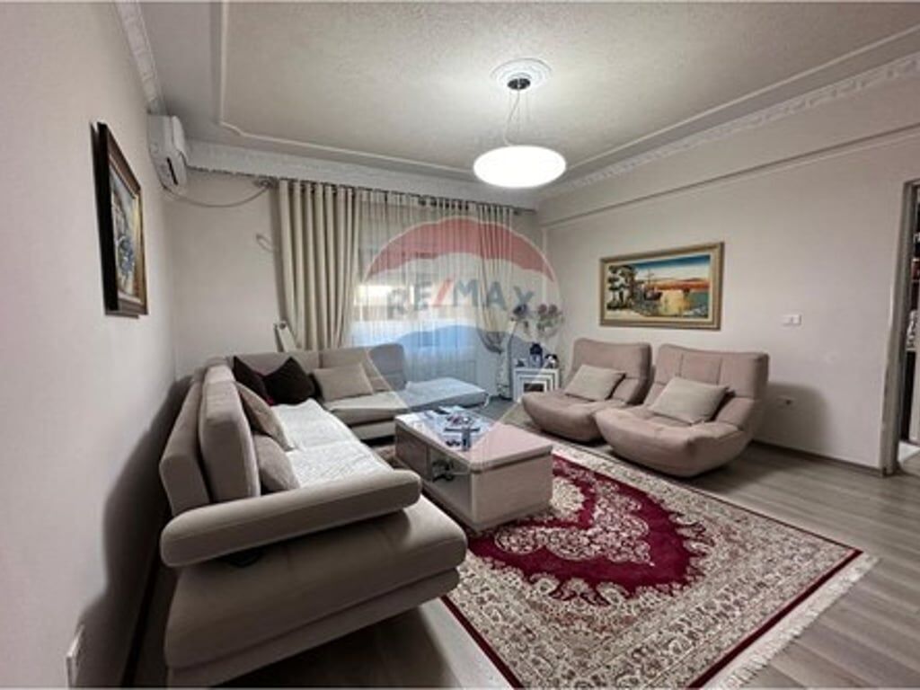 Shitet apartament 4+1+2 tualete tek stacioni i trenit