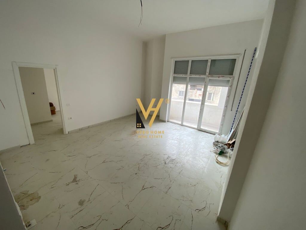 JEPET ZYRE 70 M2 ME QERA NE QENDER 600 EURO