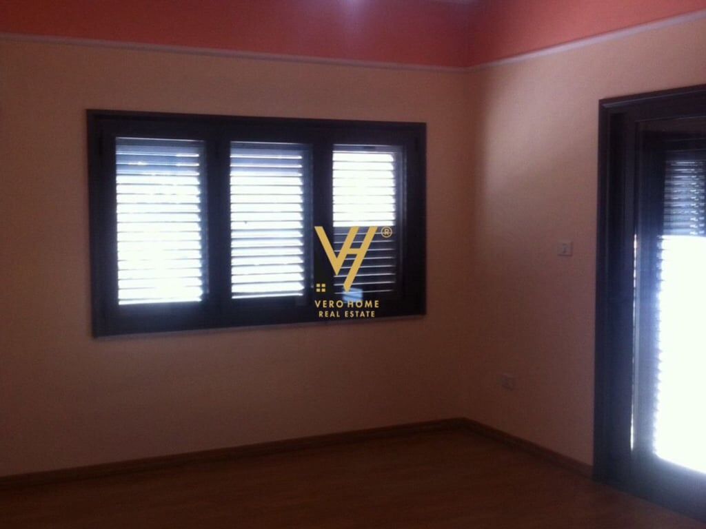 Villa di 3 Piani in Affitto nella Città Universitaria - 2.500 Euro