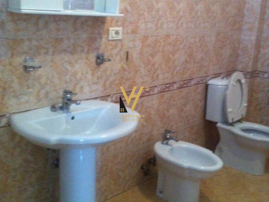 Villa di 3 Piani in Affitto nella Città Universitaria - 2.500 Euro