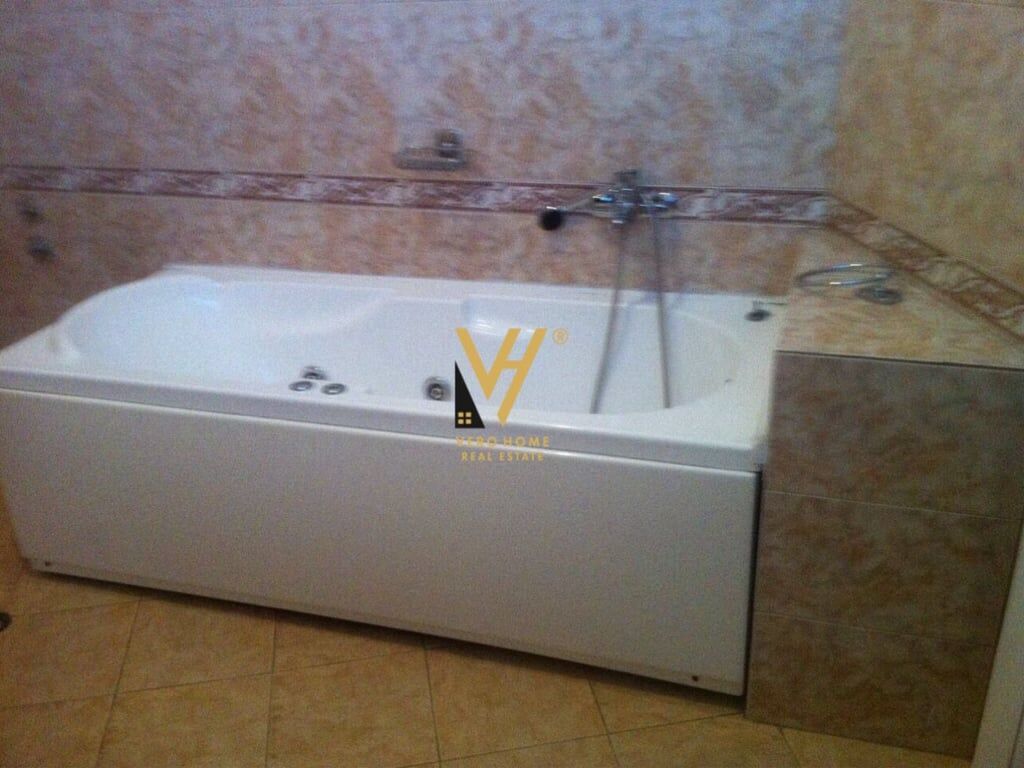 Villa di 3 Piani in Affitto nella Città Universitaria - 2.500 Euro