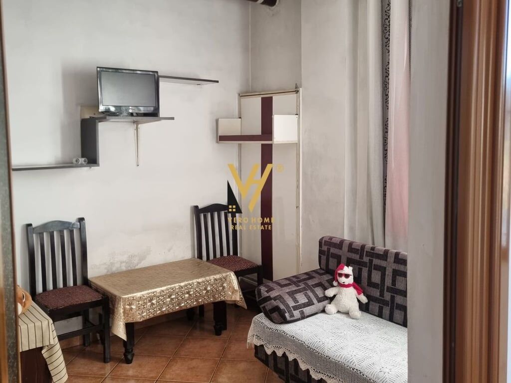 JEPET SHTEPI DY KATESHE ME QERA NE KOMBINAT 1.100 EURO