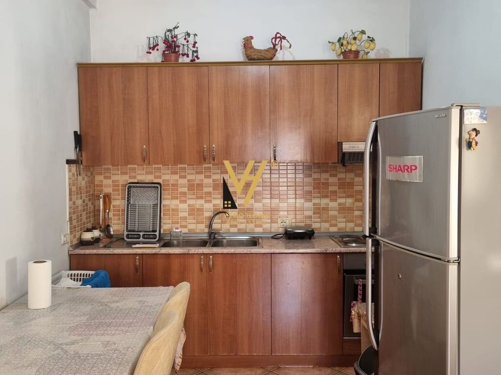 JEPET SHTEPI DY KATESHE ME QERA NE KOMBINAT 1.100 EURO