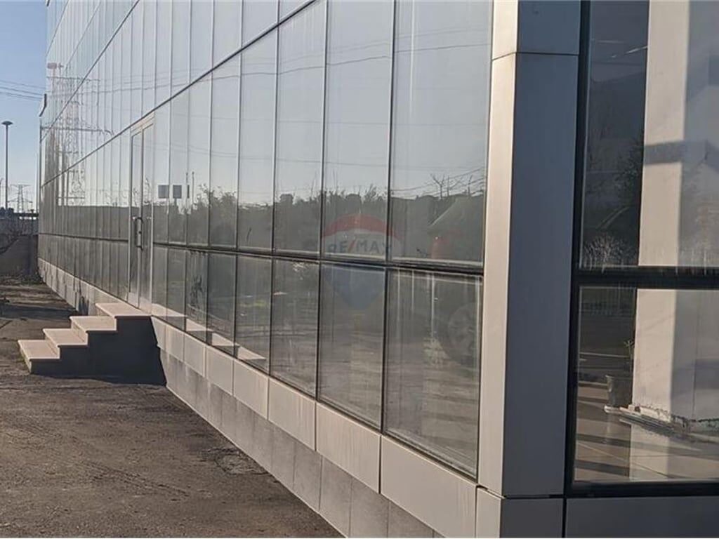 Showroom for rent on the Tr-Dr Highway