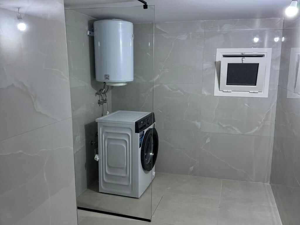 Jepet me qera Apartamenti 1+1, Rruga Siri Kodra prane Kompleksit Kontakt Cmimi: 400 Mije leke