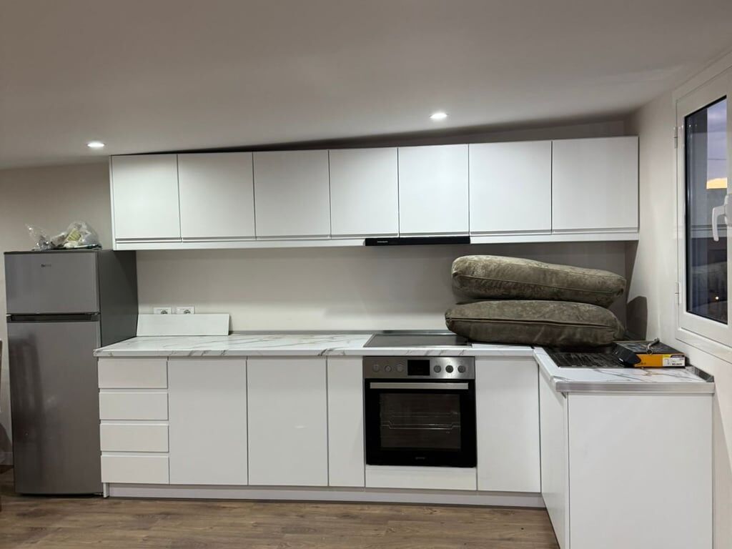 Jepet me qera Apartamenti 1+1, Rruga Siri Kodra prane Kompleksit Kontakt Cmimi: 400 Mije leke