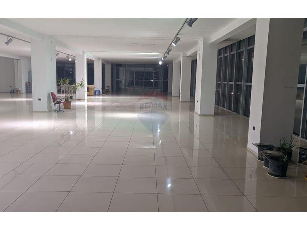 Showroom for rent on the Tr-Dr Highway