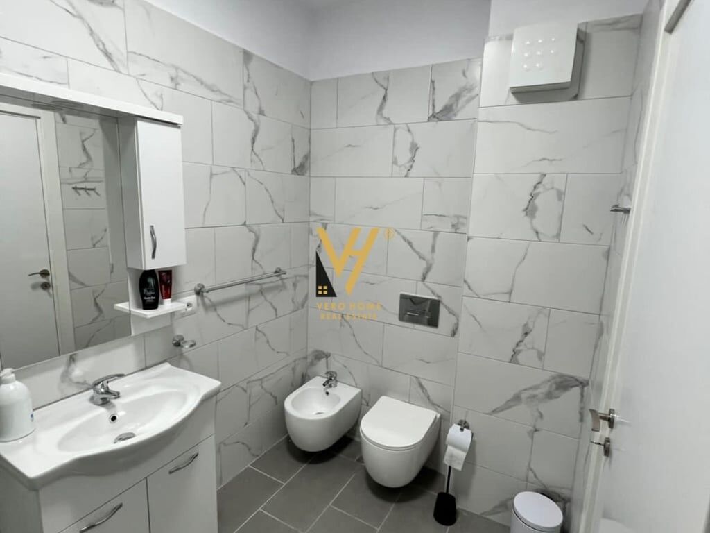 JEPET APARTAMENT 1+1 ME QERA TE KOMUNA E PARISIT 900 EURO