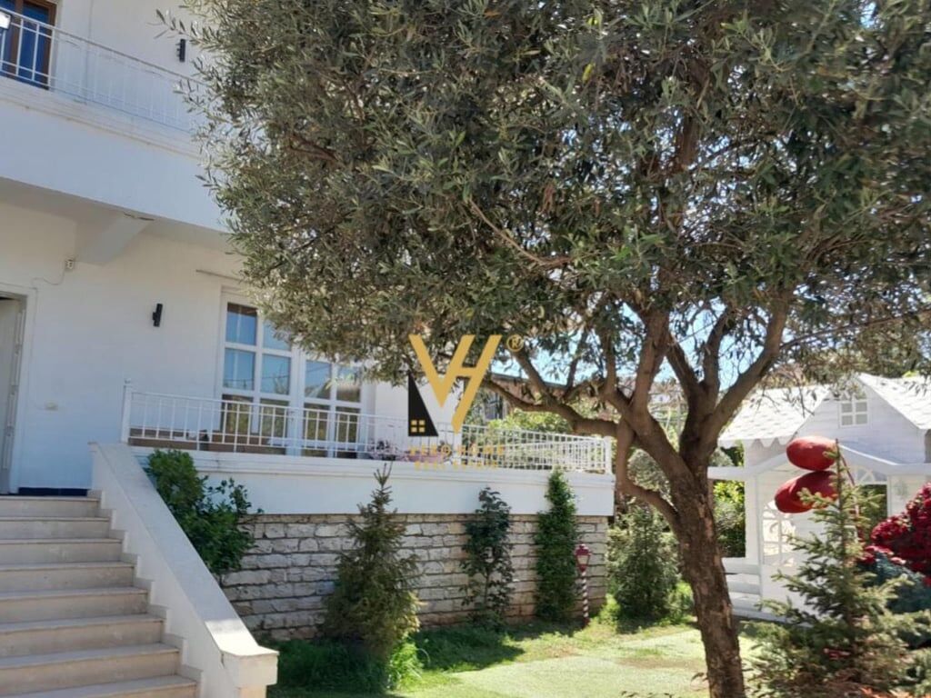 Villa di 3 Piani in Vendita a Allias 515.000 Euro