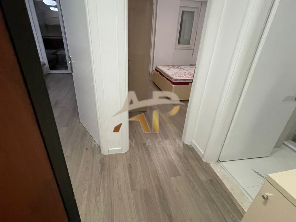 Jepet me qera apartament 1+1+p ne rrugen Bill Klinton, prane Market Coku