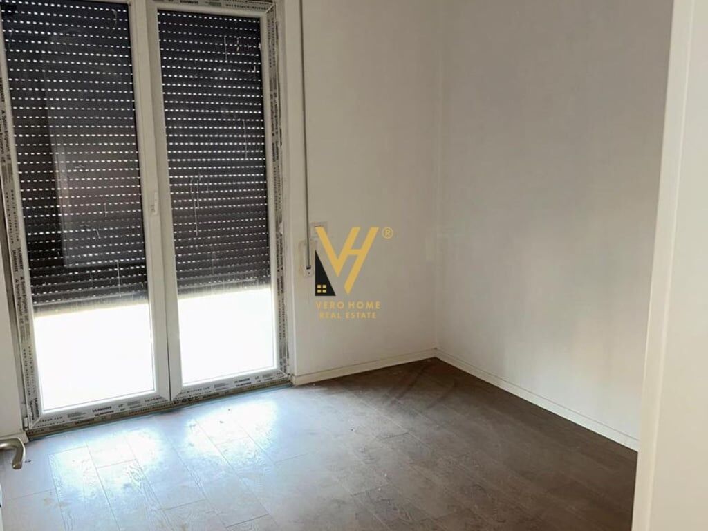 JEPET AMBIENT BIZNESI 95 M2 ME QERA TE PAZARI I RI 900 EURO
