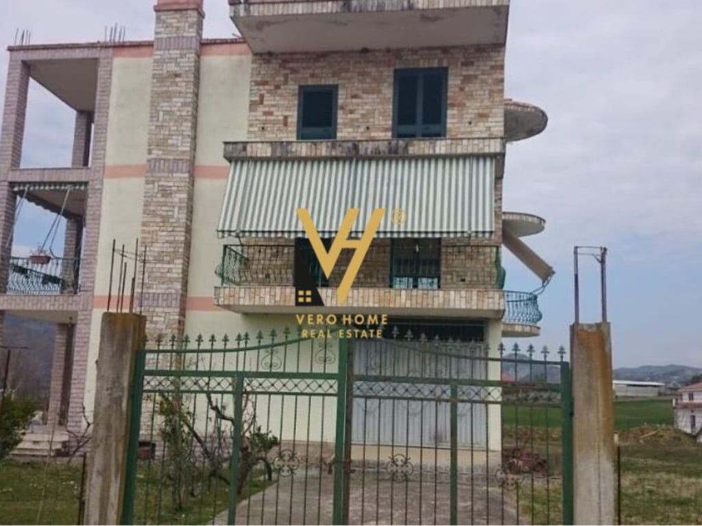 VILLA TRE PIANI E TERRENO IN VENDITA A PEZE 250.000 EURO