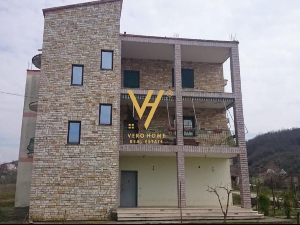 VILLA TRE PIANI E TERRENO IN VENDITA A PEZE 250.000 EURO
