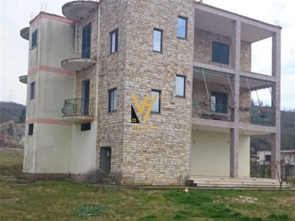 VILLA TRE PIANI E TERRENO IN VENDITA A PEZE 250.000 EURO