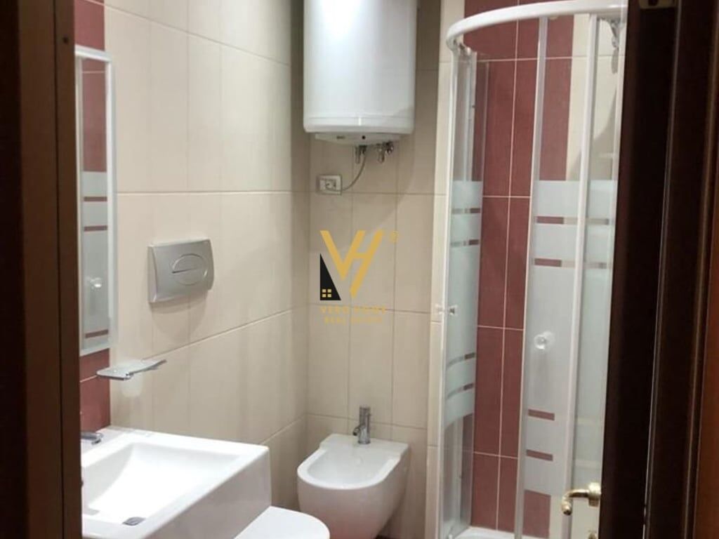 JEPET APARTAMENT 3+1+BLK ME QERA NE QENDER 1.100 EURO