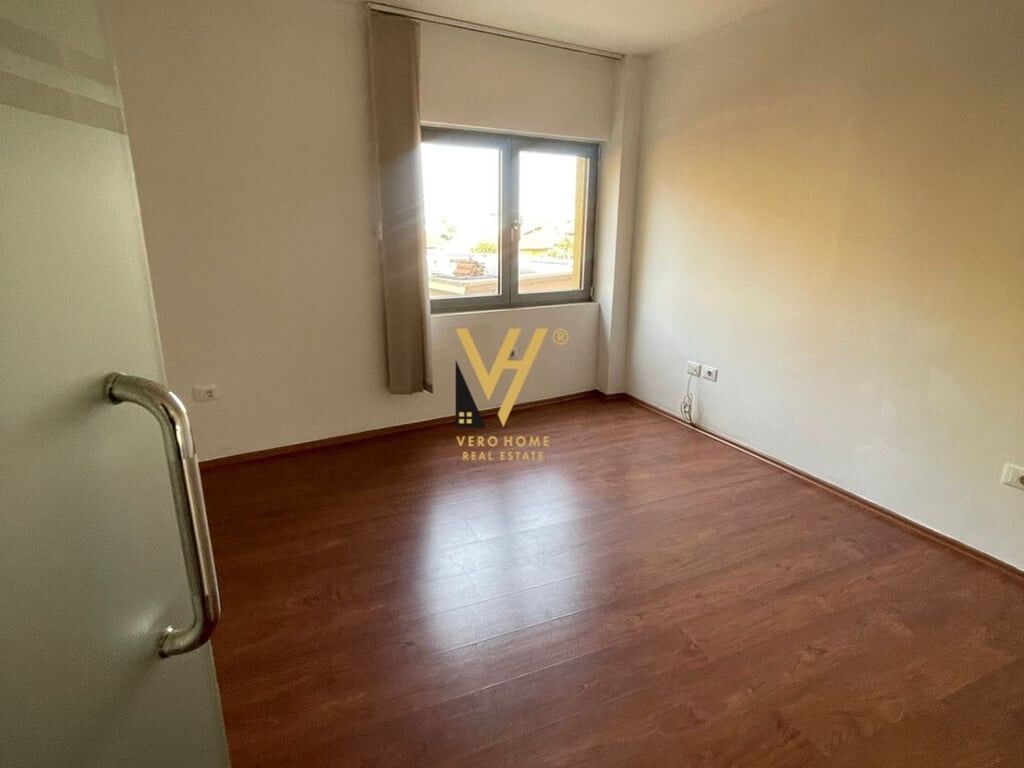 JEPET ZYRE 220 M2 ME QERA TE SELVIA 2.000 EURO