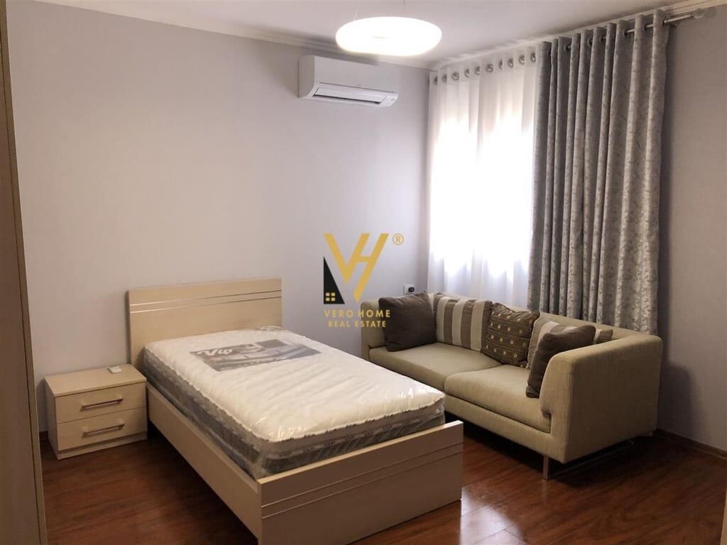 JEPET APARTAMENT 3+1+BLK ME QERA NE QENDER 1.100 EURO