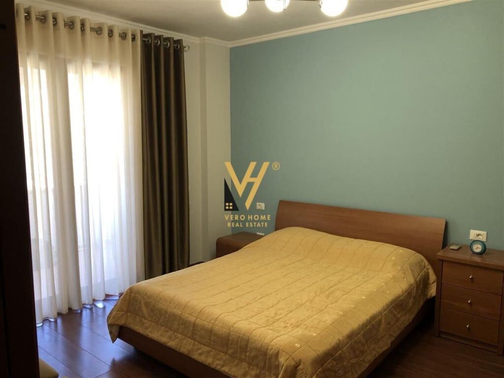JEPET APARTAMENT 3+1+BLK ME QERA NE QENDER 1.100 EURO