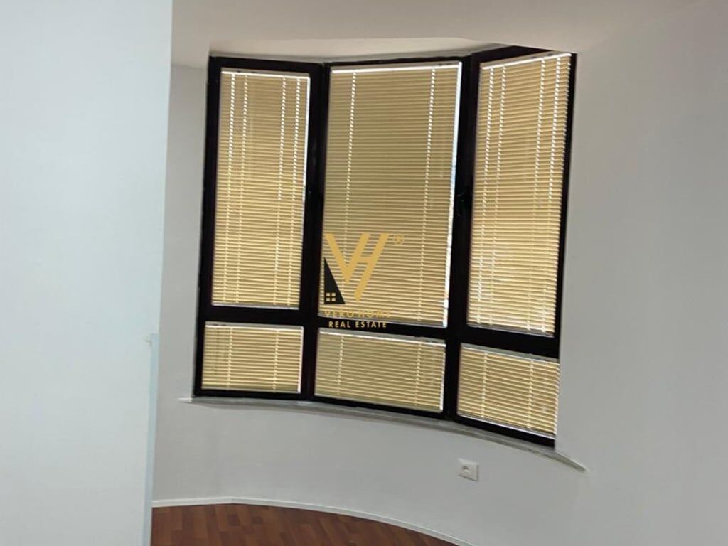 JEPET ZYRE 120 M2 ME QERA TE BLLOKU 1.500 EURO