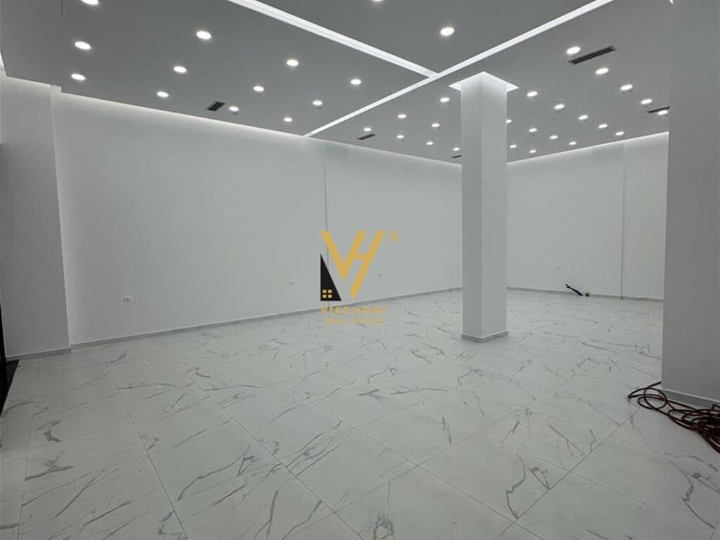 AFFITTASI NEGOZIO DI 120 M2 PRESSO IL COMPLESSO TOM DOSHI A 700 EURO