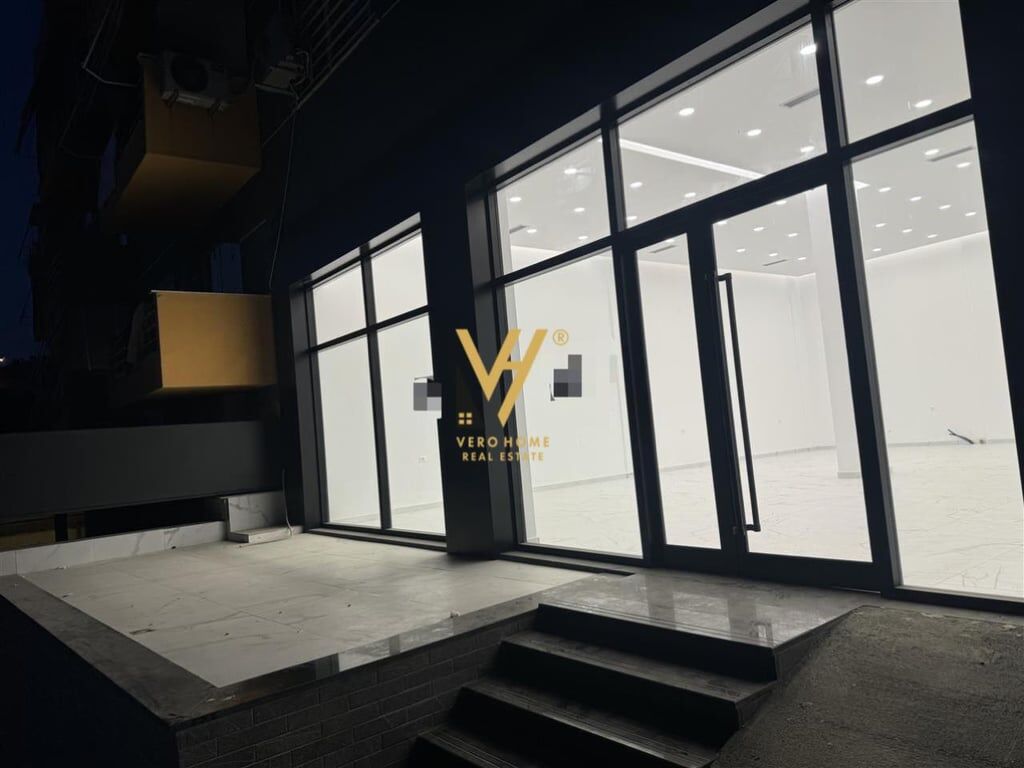 AFFITTASI NEGOZIO DI 120 M2 PRESSO IL COMPLESSO TOM DOSHI A 700 EURO