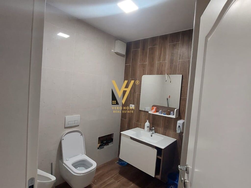 AFFITTASI AMBIENTE COMMERCIALE DI 96 M2 IN VIA DIBRA A 60.000 LEK.