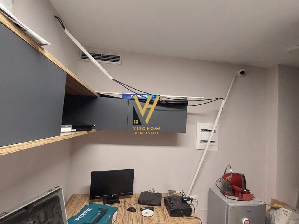 AFFITTASI AMBIENTE COMMERCIALE DI 96 M2 IN VIA DIBRA A 60.000 LEK.