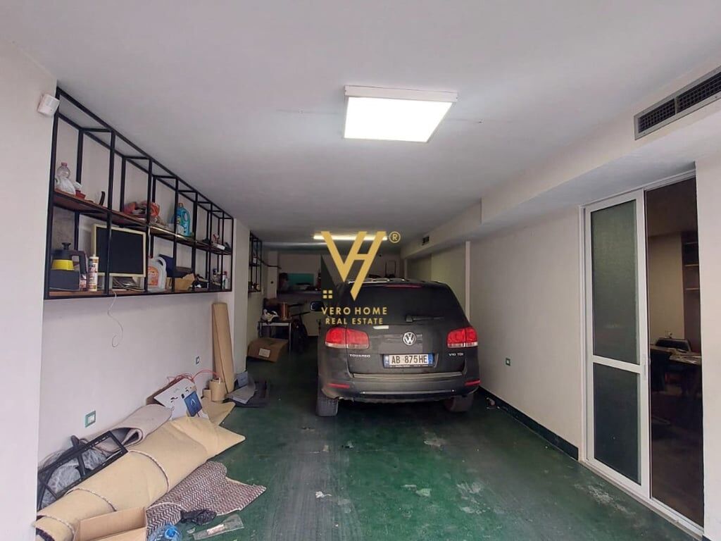 AFFITTASI AMBIENTE COMMERCIALE DI 96 M2 IN VIA DIBRA A 60.000 LEK.