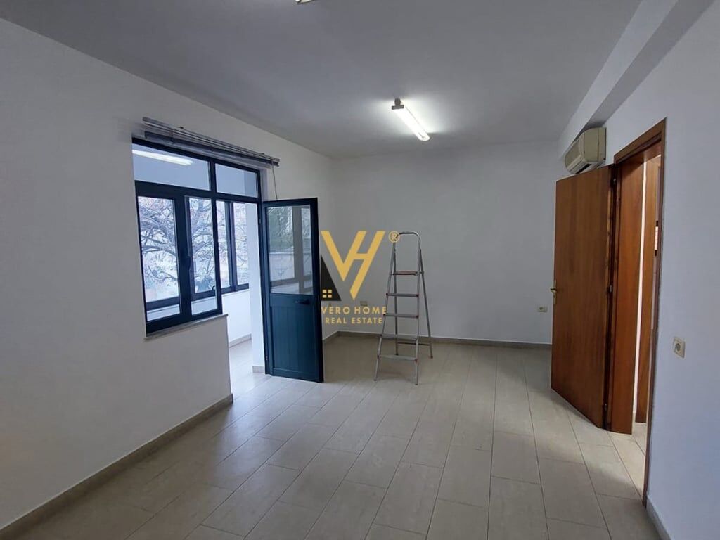 JEPET ZYRE 115 M2 ME QERA TE RRUGA BARDHYL 1.000 EURO