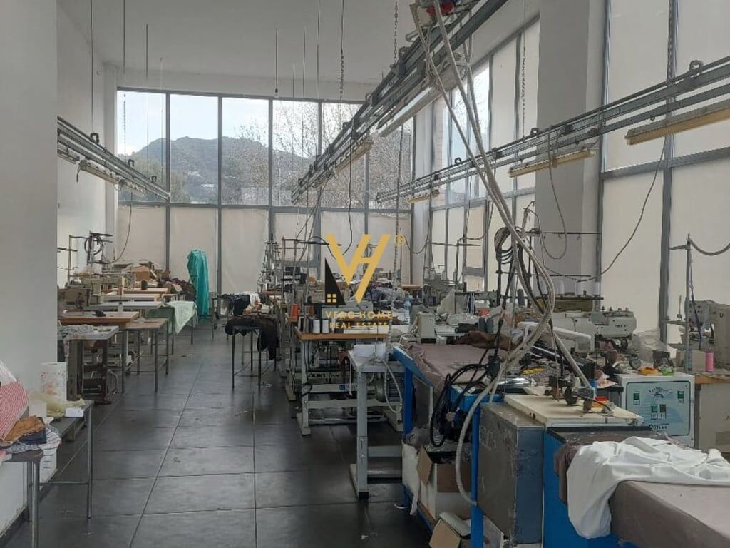JEPET ZYRE 216 M2 ME QERA TE RR.KONFERENCA E PEZES 1.200 EURO