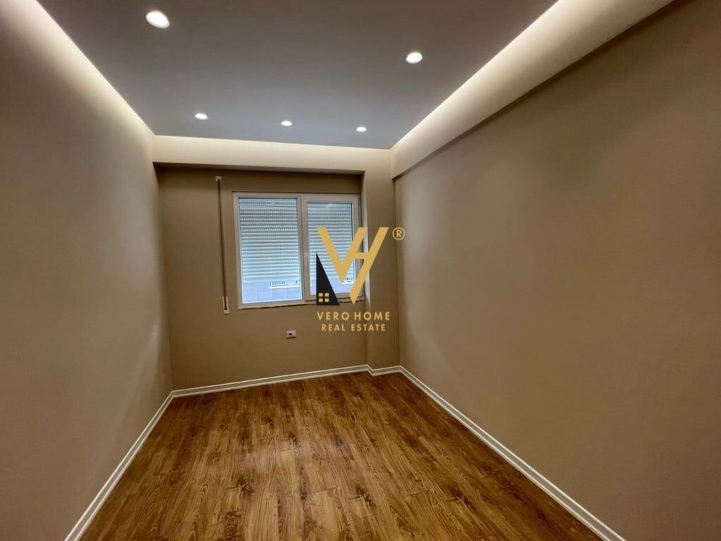 AFFITTASI UFFICIO 104 M2 IN VIA DIBRA 650 EURO