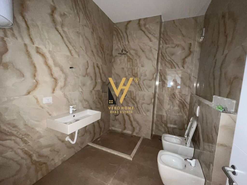 AFFITTASI UFFICIO 104 M2 IN VIA DIBRA 650 EURO