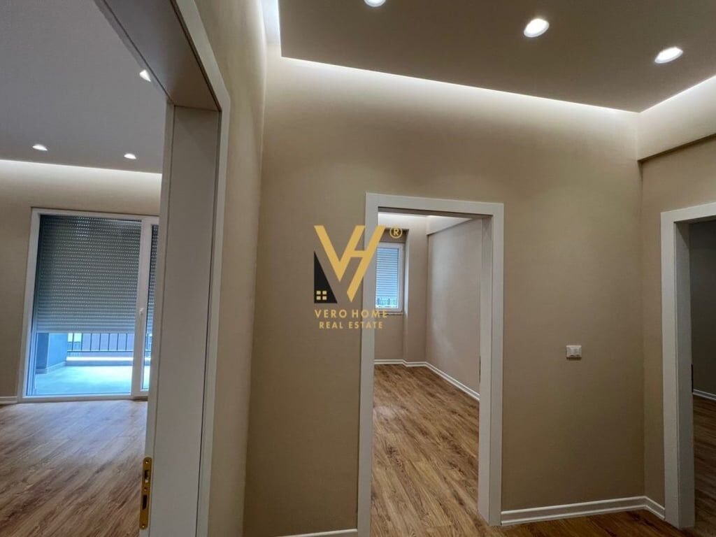 AFFITTASI UFFICIO 104 M2 IN VIA DIBRA 650 EURO